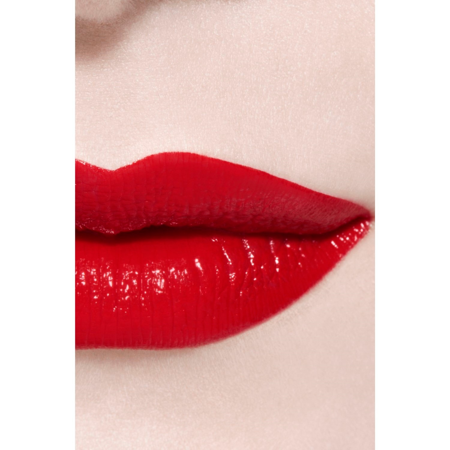 LA BARRA DE LABIOS LÍQUIDA BRILLANTE DE LARGA DURACIÓN
